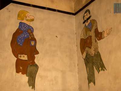 All'angolo posto alla fine del muro sono invece dipinti due soldati, dotati di uniforme rossiccia e pantaloni verdi: hanno folti baffi e sembra quasi stiano parlando tra di loro